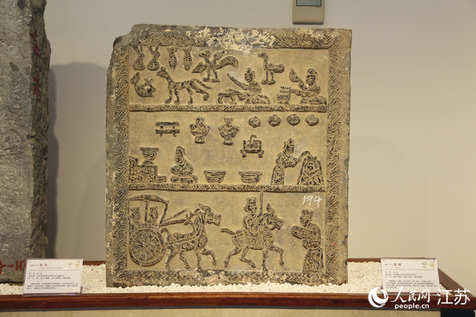 漢畫像石“庖廚圖”上的燒烤場景。 人民網(wǎng)記者 張玉峰攝