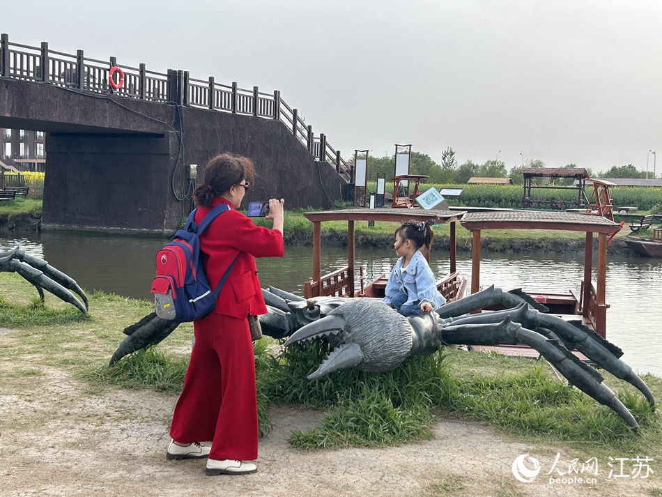 游客在景區(qū)拍照打卡。人民網(wǎng) 王丹丹攝