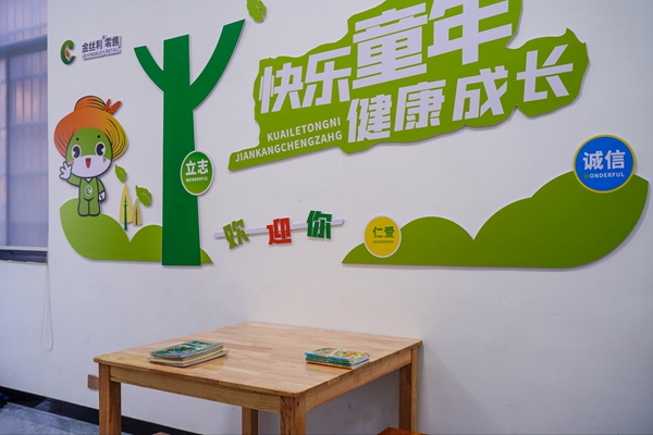 小店內(nèi)設(shè)置專門的閱讀區(qū)。丹陽煙草供圖