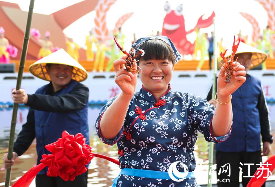 蝦農(nóng)展示頭網(wǎng)蝦。人民網(wǎng)記者 馬曉波攝