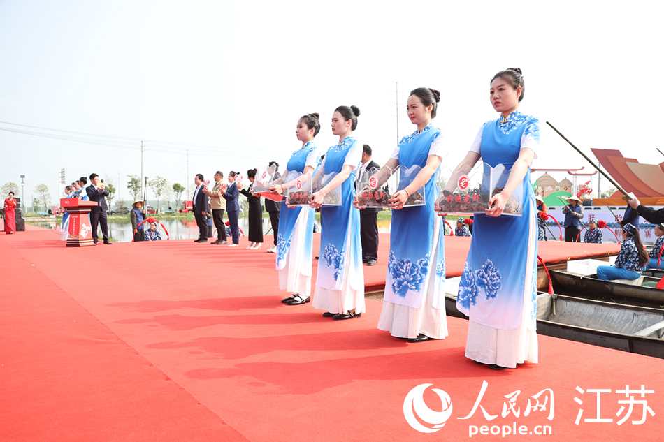 開捕現(xiàn)場(chǎng)，頭網(wǎng)蝦引來數(shù)十家企業(yè)競(jìng)拍。人民網(wǎng)記者 馬曉波攝