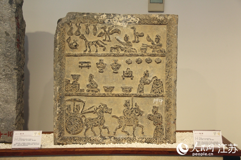 漢畫像石“庖廚圖”上的燒烤場景。 人民網(wǎng)記者 張玉峰攝