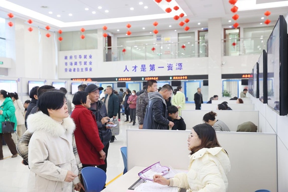 “春風(fēng)行動(dòng) 樂業(yè)馬洲”2024年春節(jié)首場招聘會(huì)。樊添攝