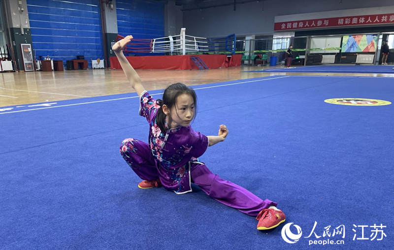 徐州市奧體中心武術(shù)訓(xùn)練場(chǎng)，少年武術(shù)運(yùn)動(dòng)員訓(xùn)練備戰(zhàn)。人民網(wǎng)張瀚天攝