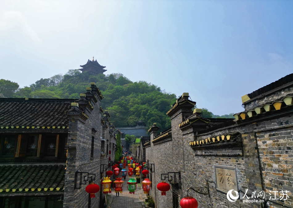 古老街區(qū)煥發(fā)新的光彩。人民網記者王繼亮攝