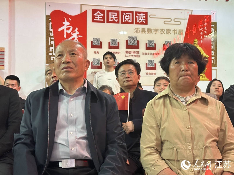 李廣蘇父母收看神舟十八號載人飛船發(fā)射電視直播。人民網(wǎng) 黃啟源攝