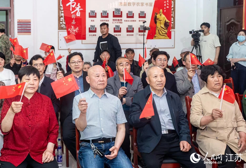 李廣蘇父母（右一右二）收看神舟十八號載人飛船發(fā)射電視直播。 人民網(wǎng) 黃啟源攝