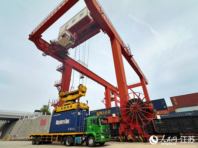 中哈（連云港）物流合作基地內(nèi)，龍門吊裝載忙。人民網(wǎng) 周夢(mèng)嬌攝