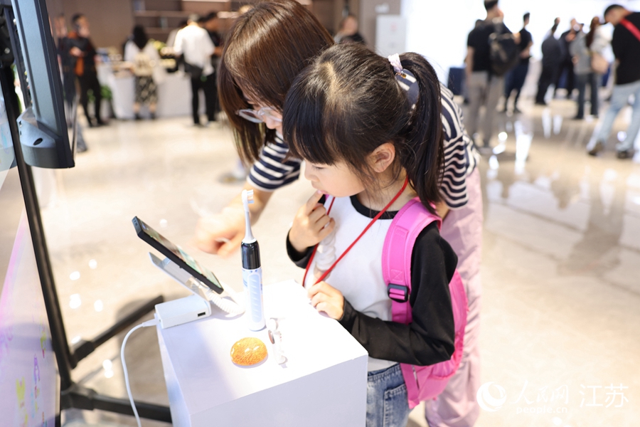 與會嘉賓體驗“數(shù)字牙刷”。人民網(wǎng) 李靜曄攝