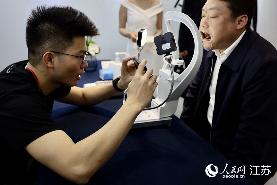AI口腔管家技術(shù)現(xiàn)場演示。人民網(wǎng) 李靜曄攝