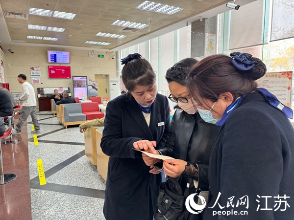 朱婷婷接待市民。人民網(wǎng)記者 馬曉波攝