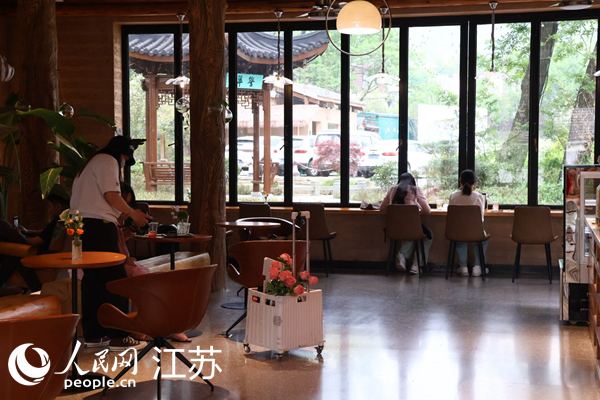 響堂梔咖啡，吸引不少游客前來打卡。人民網(wǎng) 楊維瓊攝 