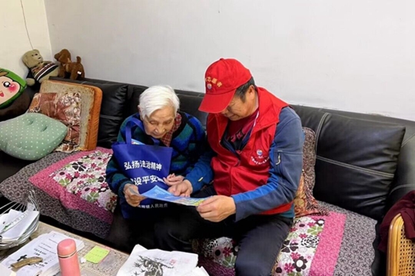 志愿者為老人講解防詐騙知識。張祖權(quán)攝