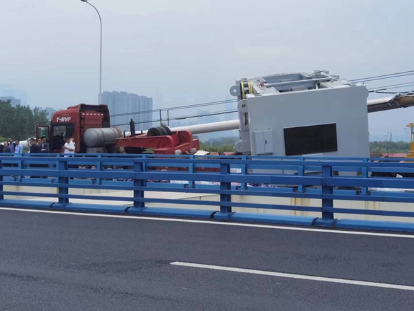 貨物傾倒后占據(jù)了三股車道。郭朝陽攝