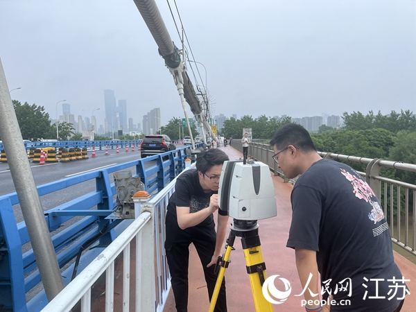 技術(shù)人員正在監(jiān)測橋梁健康狀況。人民網(wǎng) 郜超攝