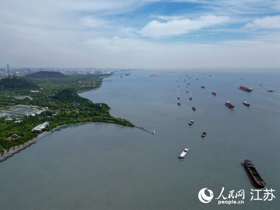 貨輪如織，龍爪巖風(fēng)光帶綠意盎然。人民網(wǎng) 徐晨曦?cái)z