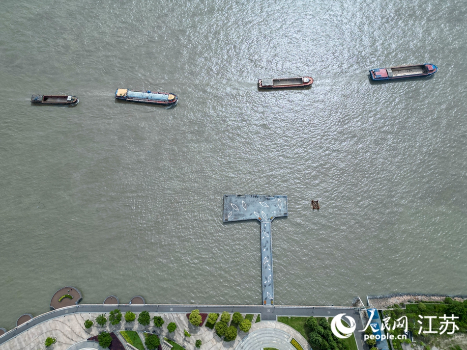 江上貨輪依次前行。人民網(wǎng) 徐晨曦?cái)z