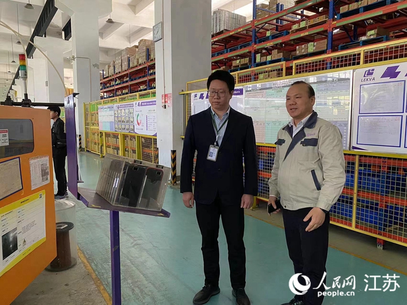 郵儲銀行常州市分行工作人員（左）走訪江蘇朗奇威電器有限公司。人民網(wǎng) 黃啟源攝