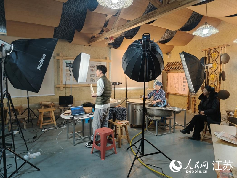 汴塘煎餅非遺館內，主播在直播帶貨。 人民網 楊維瓊攝