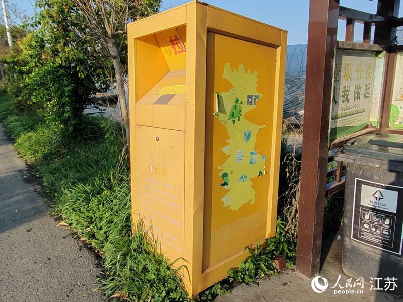 南京江寧區(qū)祿口街道劉家村村口外的舊衣回收箱。人民網(wǎng) 江楠攝