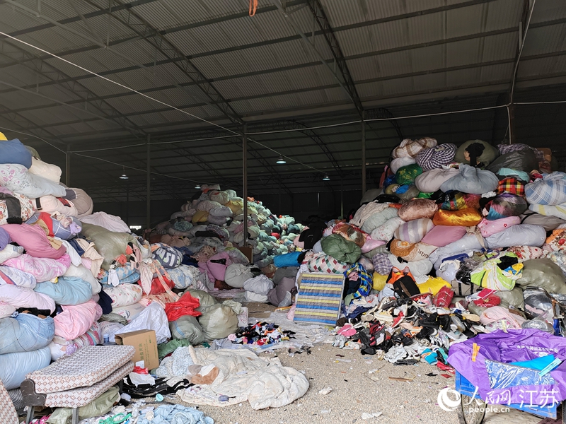 南京一家舊衣分揀廠內(nèi)的衣物。人民網(wǎng) 江楠攝