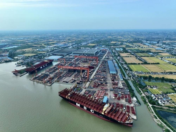 停泊中的24000TEU集裝箱船。徐剛攝