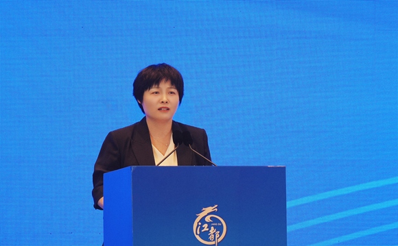 揚州市江都區(qū)委書記朱莉莉發(fā)言。許峰攝