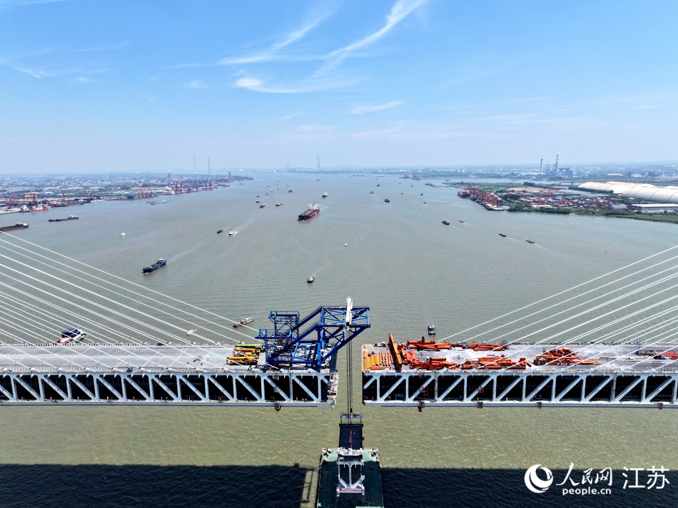 常泰長江大橋主航道橋最后一節(jié)鋼桁梁吊裝。人民網(wǎng) 梁明攝