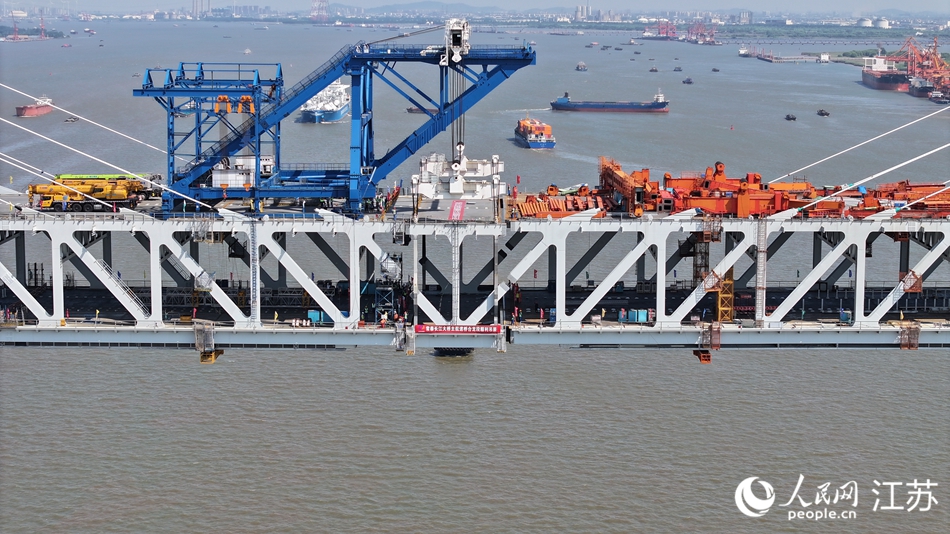 常泰長江大橋主航道橋合龍段順利吊裝。人民網(wǎng) 梁明攝