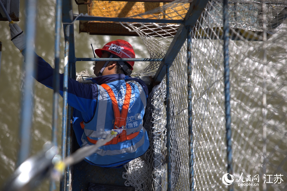 工作人員進行施工測量。人民網(wǎng) 梁明攝