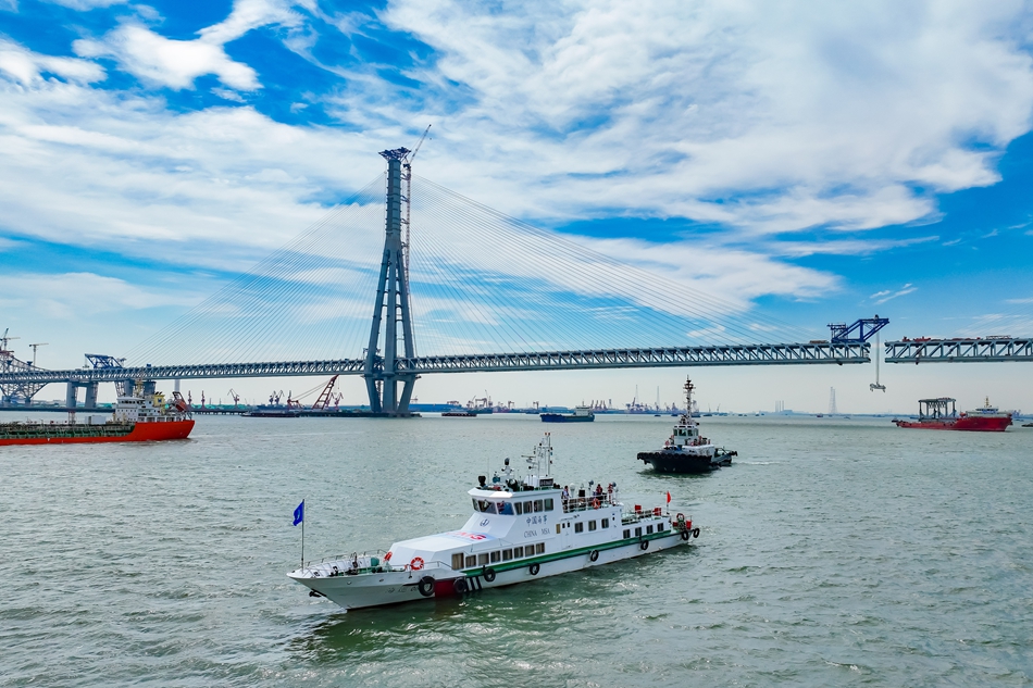 吊裝過程中海事部門護航長江航運通道。陳暐攝