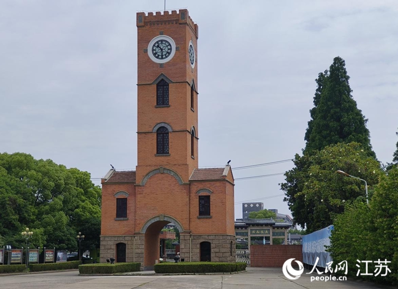大生紗廠舊址鐘樓與碼頭牌坊隔道并立，共歷百年風(fēng)雨。人民網(wǎng) 張瀚天攝