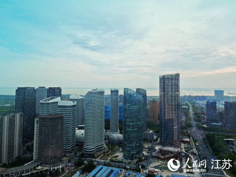 長(zhǎng)江之畔，南通發(fā)展載體林立。人民網(wǎng) 張瀚天攝