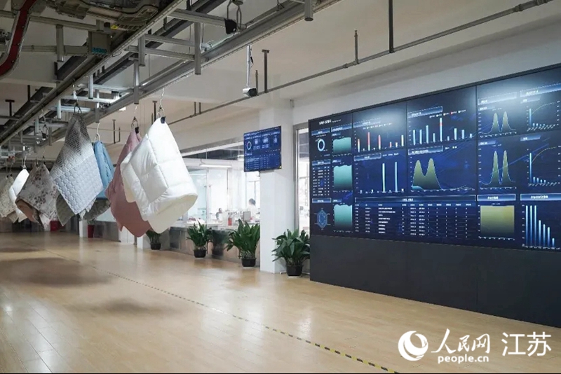 藍(lán)絲羽家紡的智能化車間數(shù)據(jù)大屏 人民網(wǎng) 郜超攝