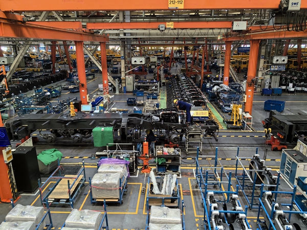 徐工重型裝配一分廠(chǎng)中小噸位底盤(pán)裝配線(xiàn)上，員工在裝配發(fā)動(dòng)機(jī)組件。林琳攝