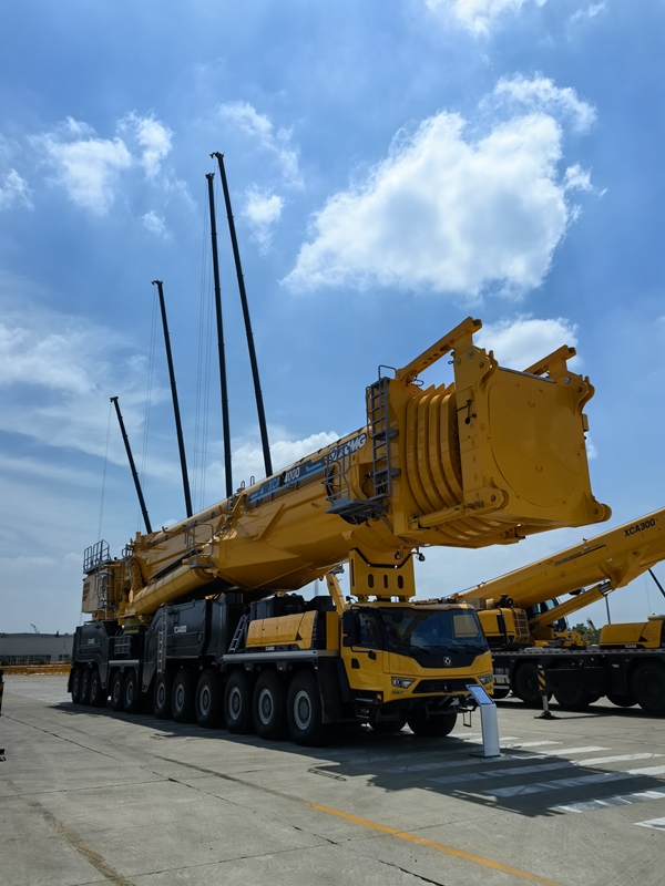 徐工重型起重機(jī)產(chǎn)品調(diào)試場(chǎng)上的4000噸輪式起重機(jī)。林琳攝
