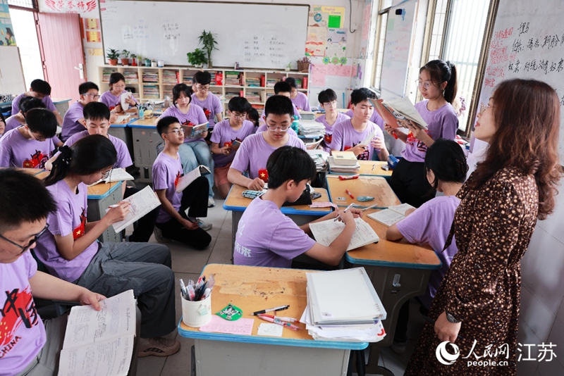 景安初中八年四班的學(xué)生正在進(jìn)行課堂匯報(bào)。人民網(wǎng) 余樂(lè)攝