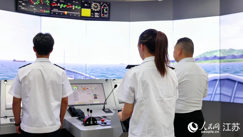 王千為學(xué)生模擬駕駛臺(tái)資源管理和船舶駕駛。 人民網(wǎng) 余樂(lè)攝
