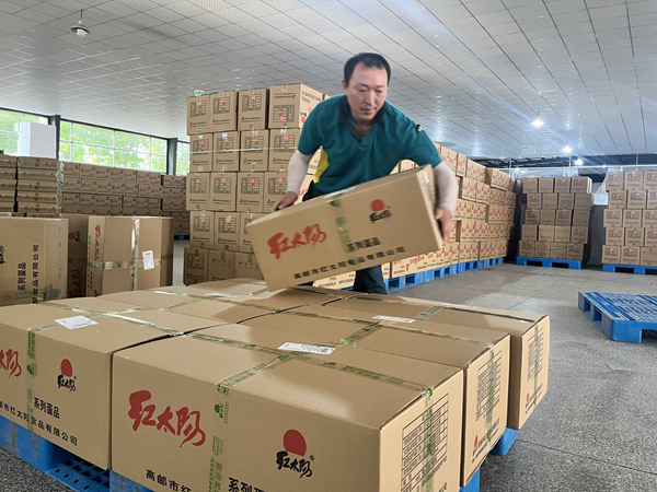 郵政工作人員配送高郵咸鴨蛋 江蘇郵政供圖