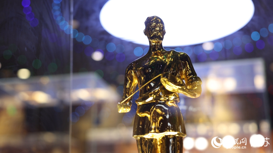 中國建筑工程魯班獎的獎杯。人民網 余樂攝