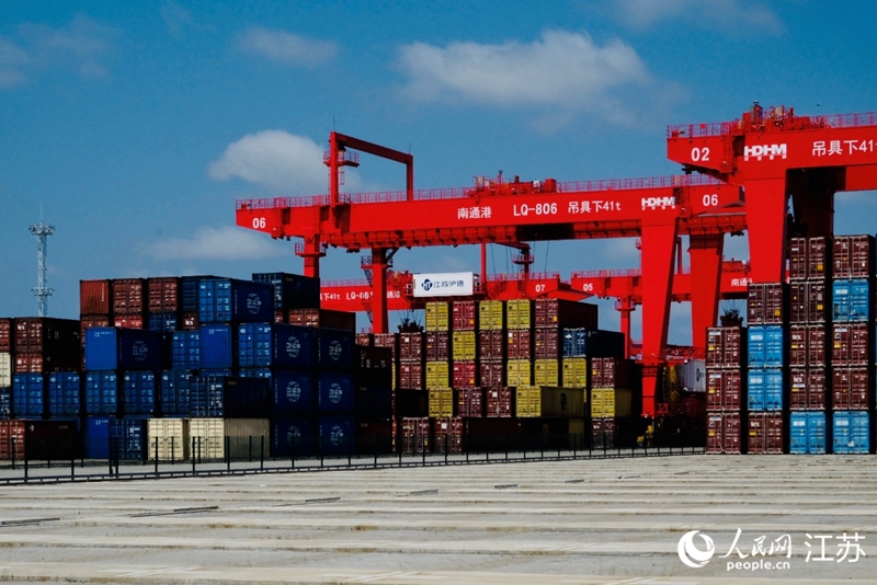 南通呂四起步港區(qū)集裝箱碼頭。人民網(wǎng) 王雪彤?dāng)z