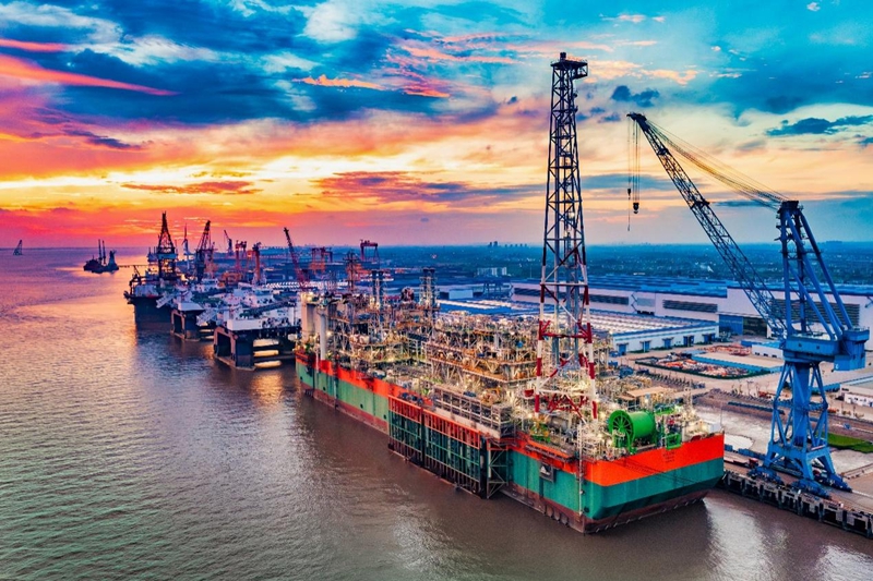 建設(shè)中的“海上原油加工廠”M026。殷丹峰攝