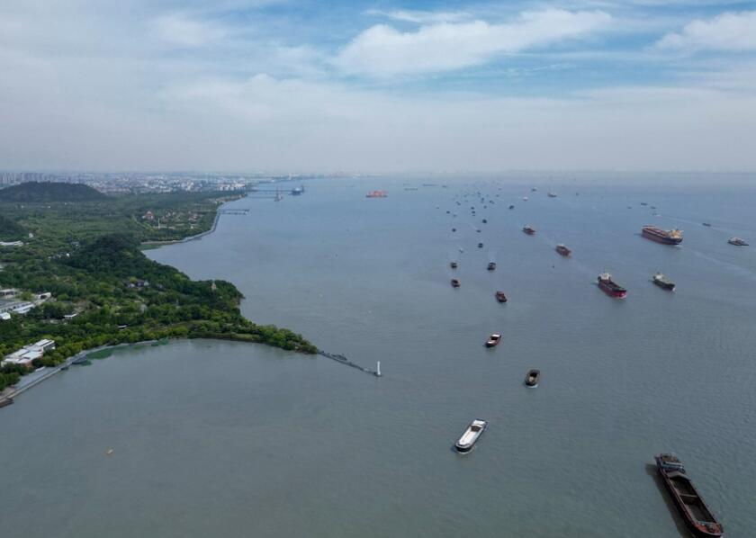 貨輪如織，龍爪巖風(fēng)光帶綠意盎然