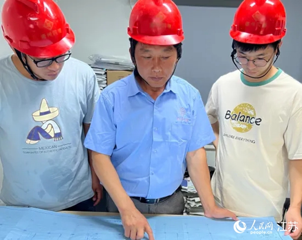 葛建華（中）指導(dǎo)新員工。人民網(wǎng)記者 王繼亮攝