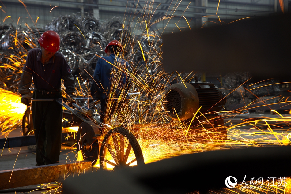 工人對合金材料進行分揀切割。人民網(wǎng) 范堯攝