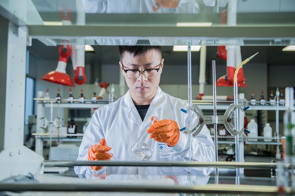 工作人員測試亞鐵離子含量。楊慶寶攝