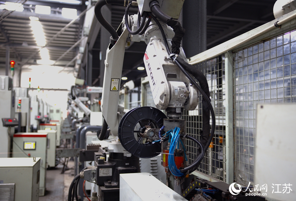 智能機(jī)器人進(jìn)行上料。人民網(wǎng) 范堯攝