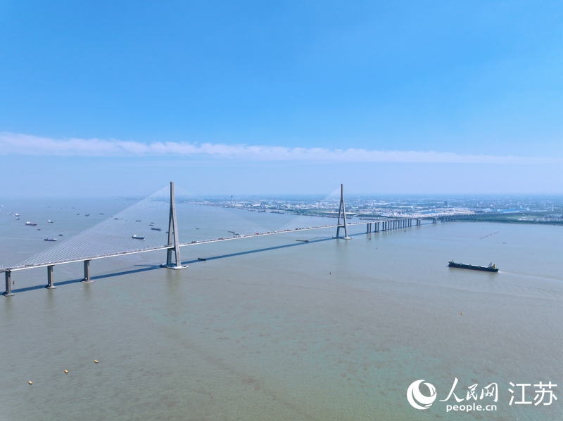 蘇通大橋通車使南通告別了“向南不通”的窘?jīng)r。人民網(wǎng) 余樂攝