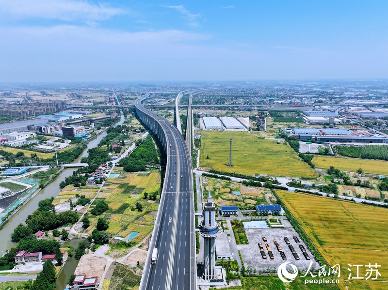 滬蘇通長江公鐵大橋。人民網(wǎng) 余樂攝