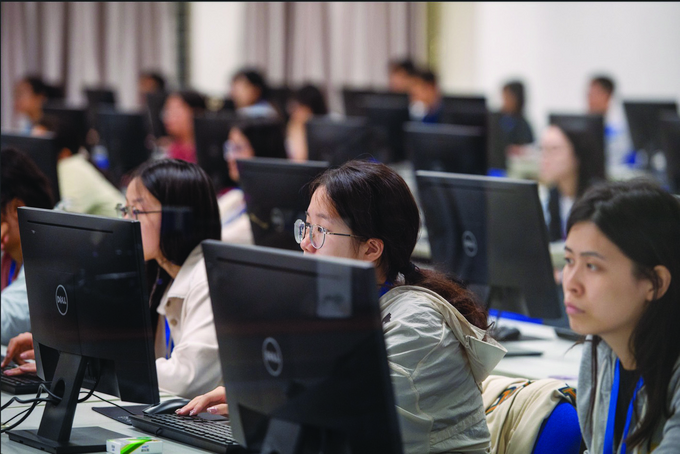 評(píng)卷教師們?nèi)褙炞⒌囟⒅聊?，專注評(píng)閱每一份試卷